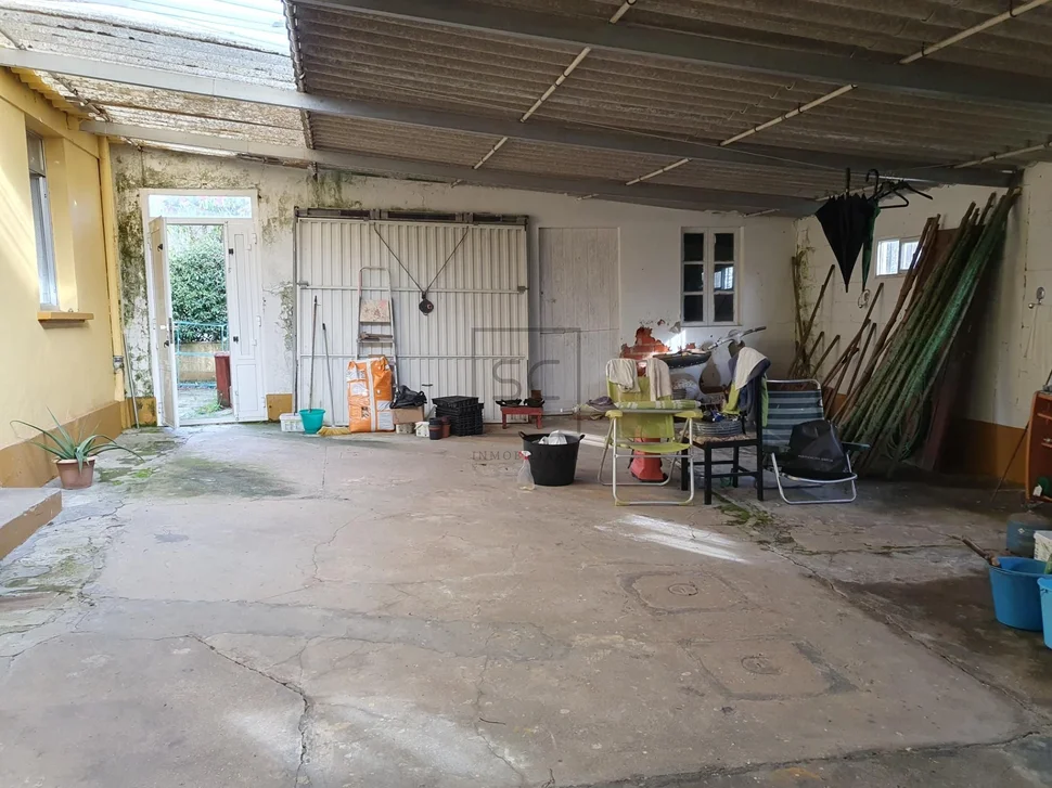 Edificio con garaje y finca