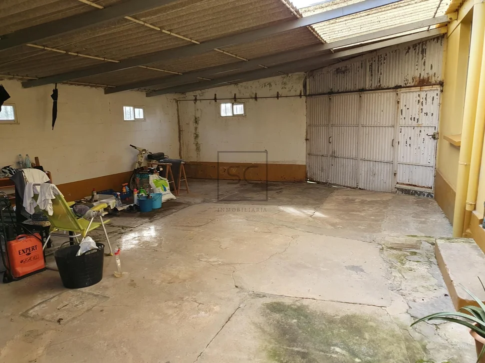 Edificio con garaje y finca