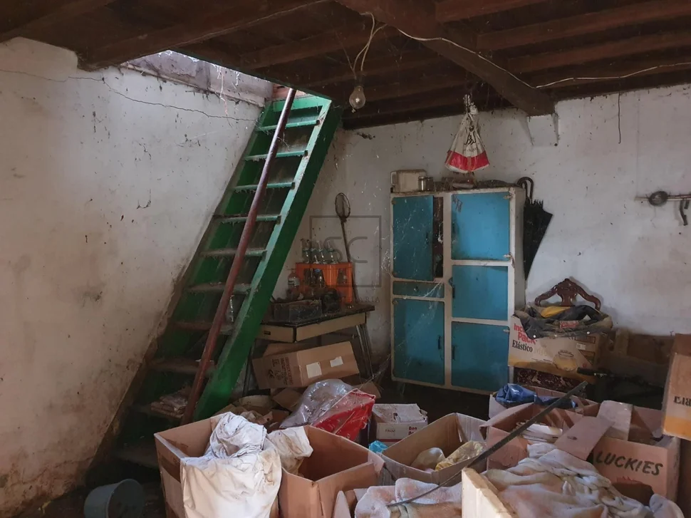 Edificio con garaje y finca