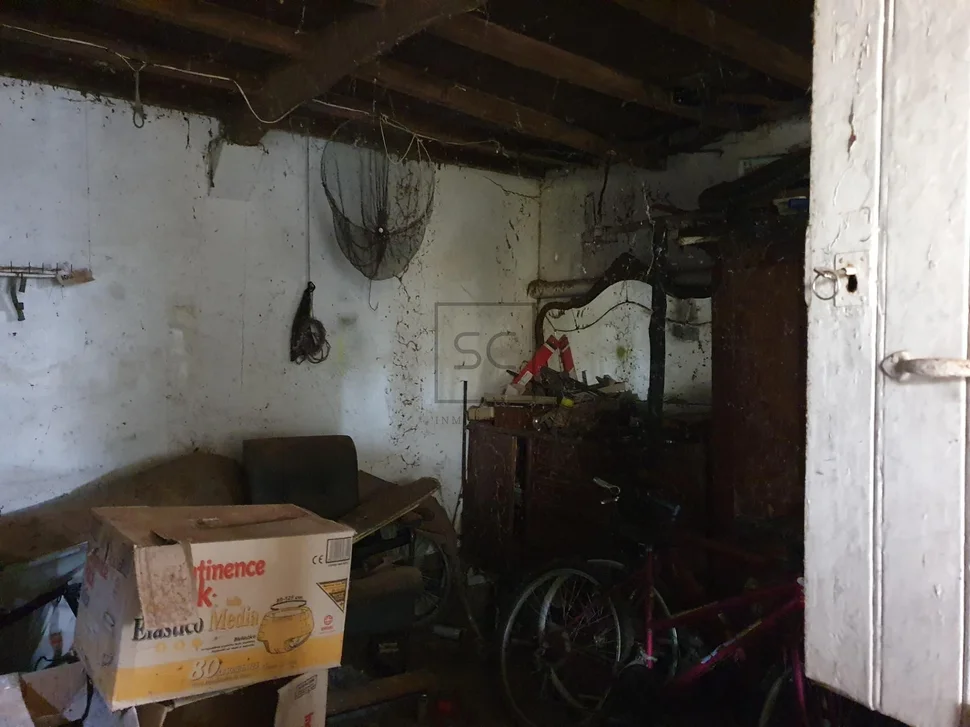 Edificio con garaje y finca