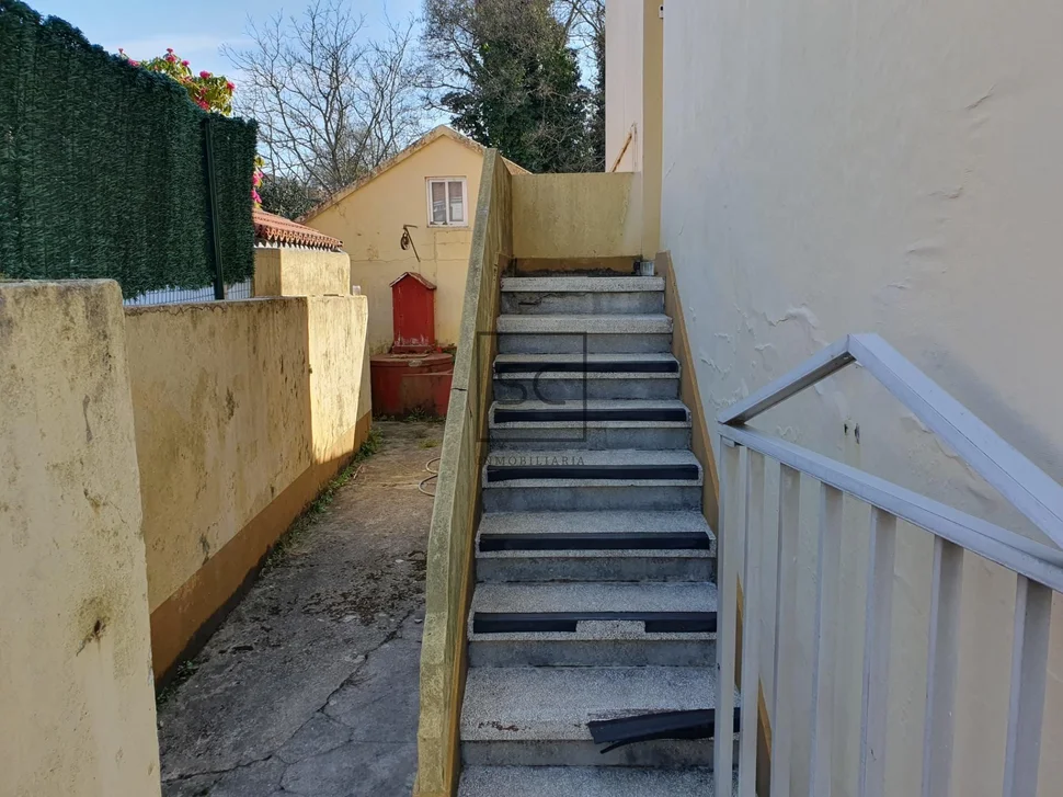 Edificio con garaje y finca