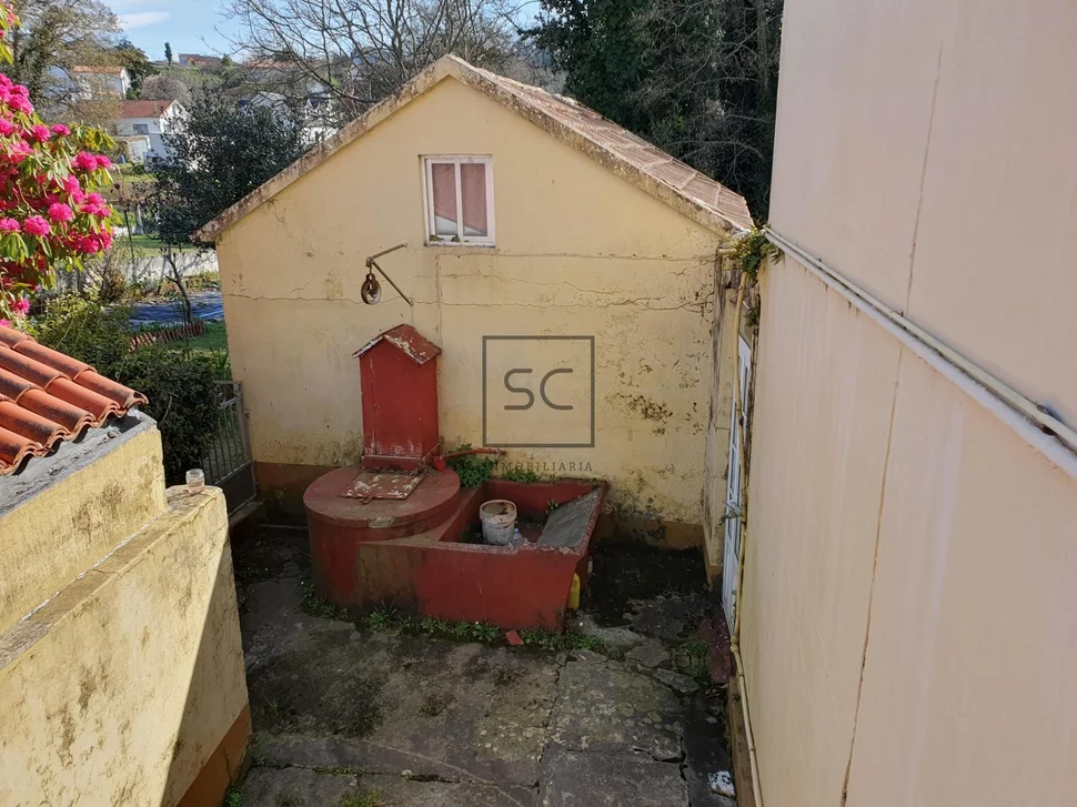 Edificio con garaje y finca