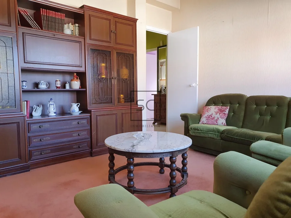 Edificio con garaje y finca