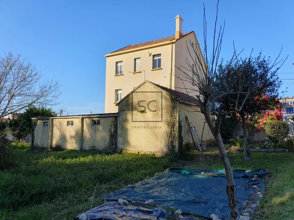 Edificio con garaje y finca