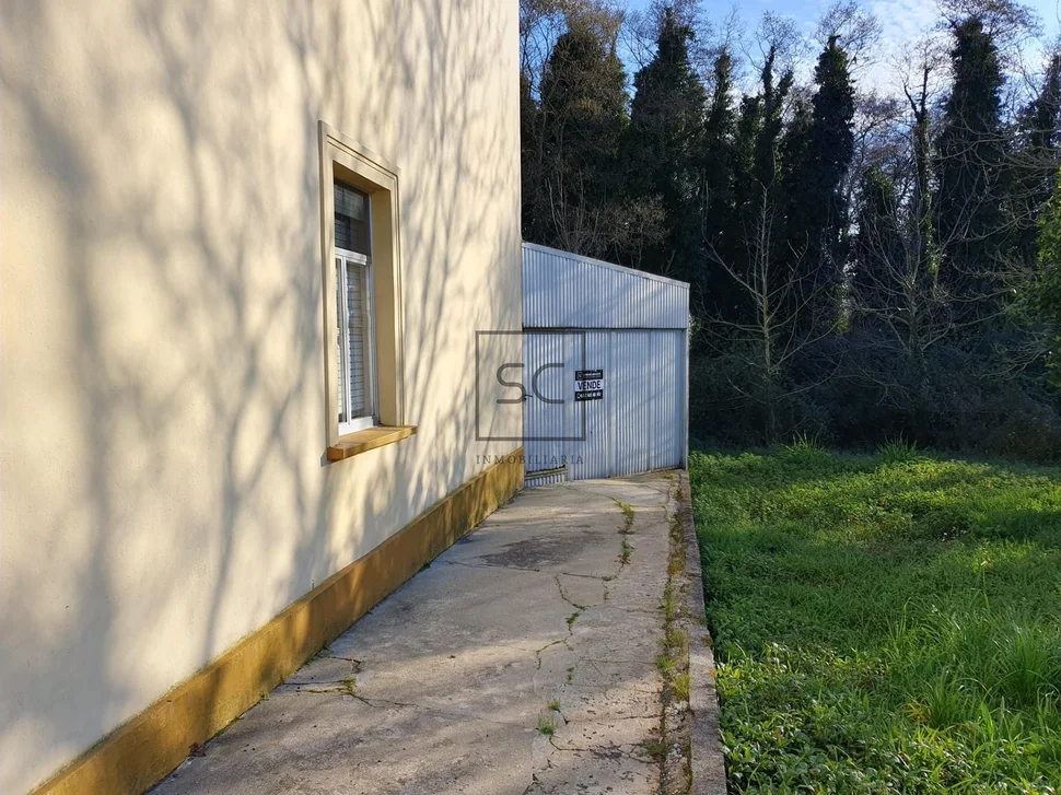 Edificio con garaje y finca