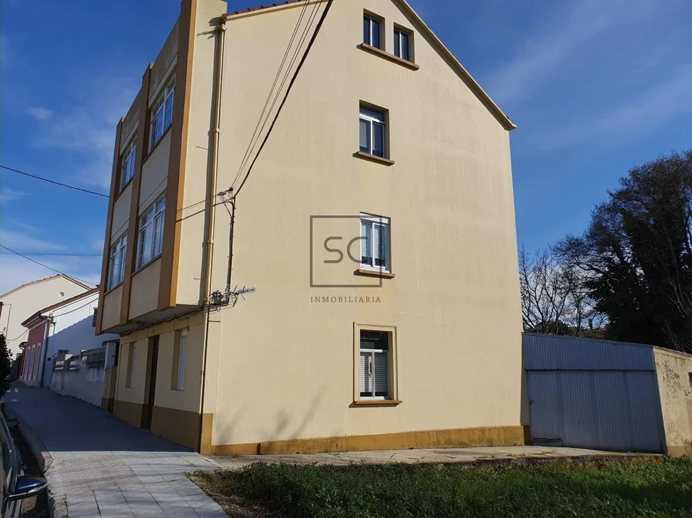 Edificio con garaje y finca