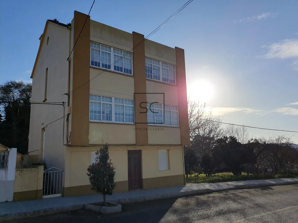 Edificio con garaje y finca