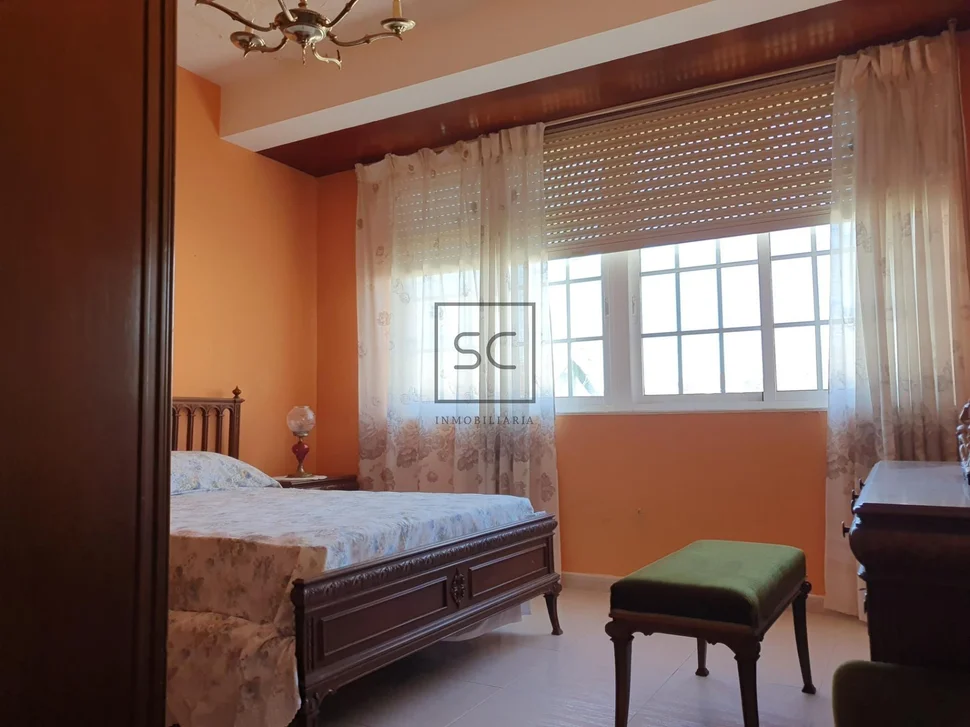 Edificio con garaje y finca