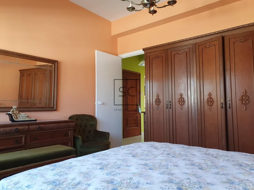 Edificio con garaje y finca