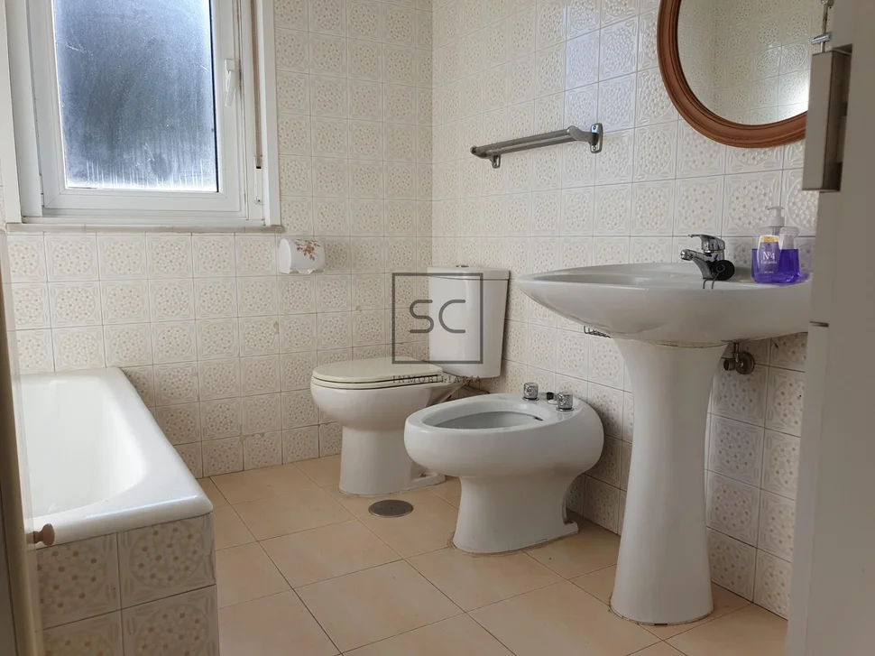 Edificio con garaje y finca