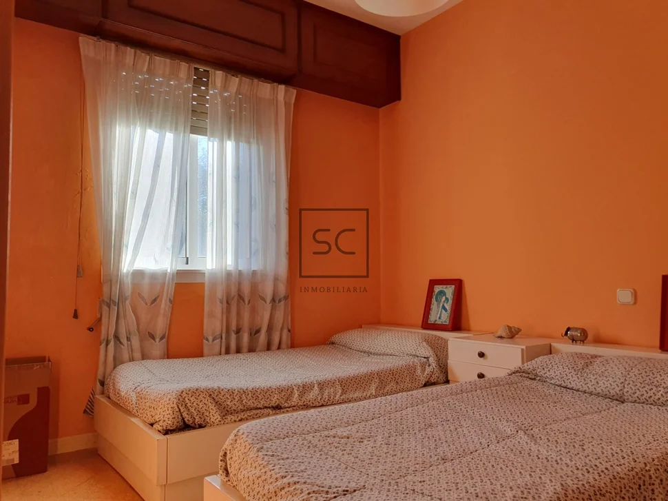 Edificio con garaje y finca