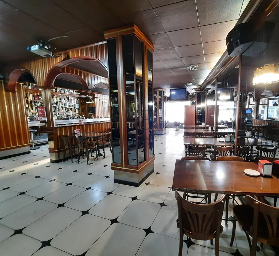 Cafeteria en funcionamiento en narón