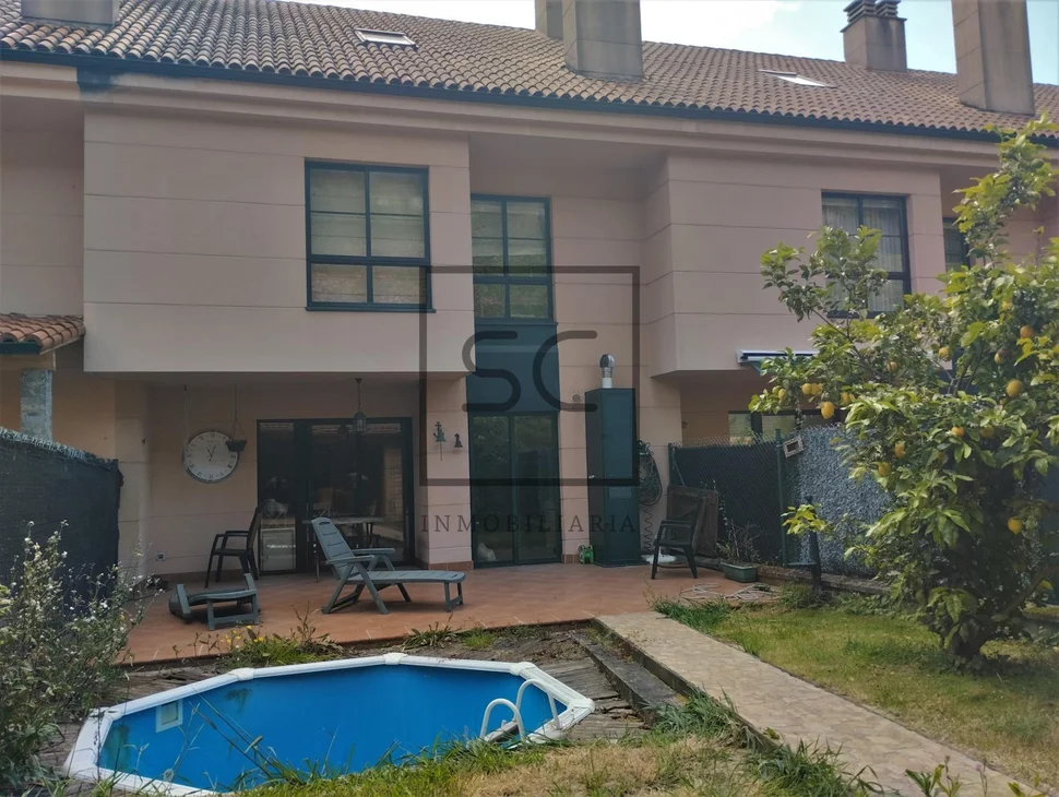 Adosado con jardín en a zapateira