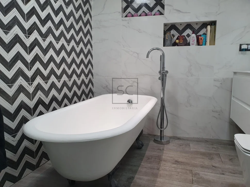 Pareado con terraza finca y bodegas en catabois, ferrol