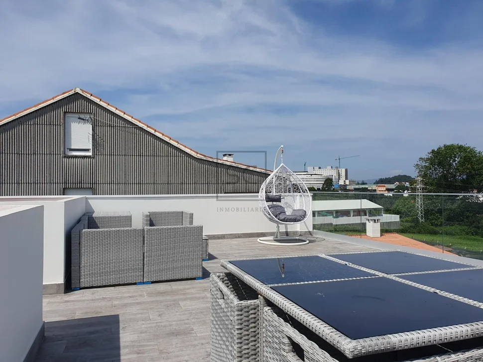 Pareado con terraza finca y bodegas en catabois, ferrol