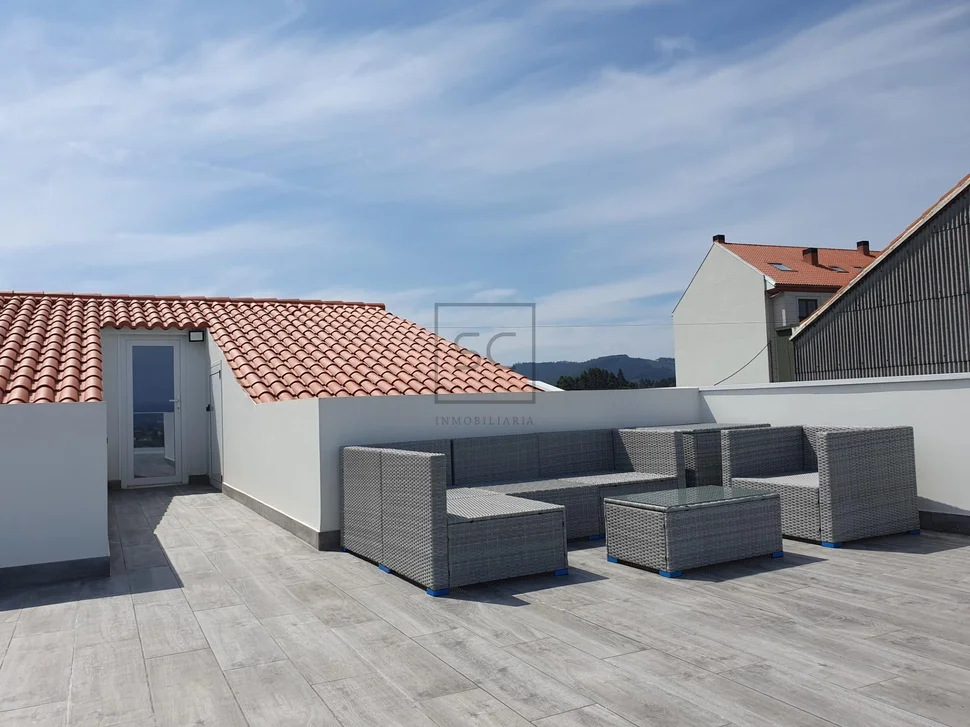 Pareado con terraza finca y bodegas en catabois, ferrol