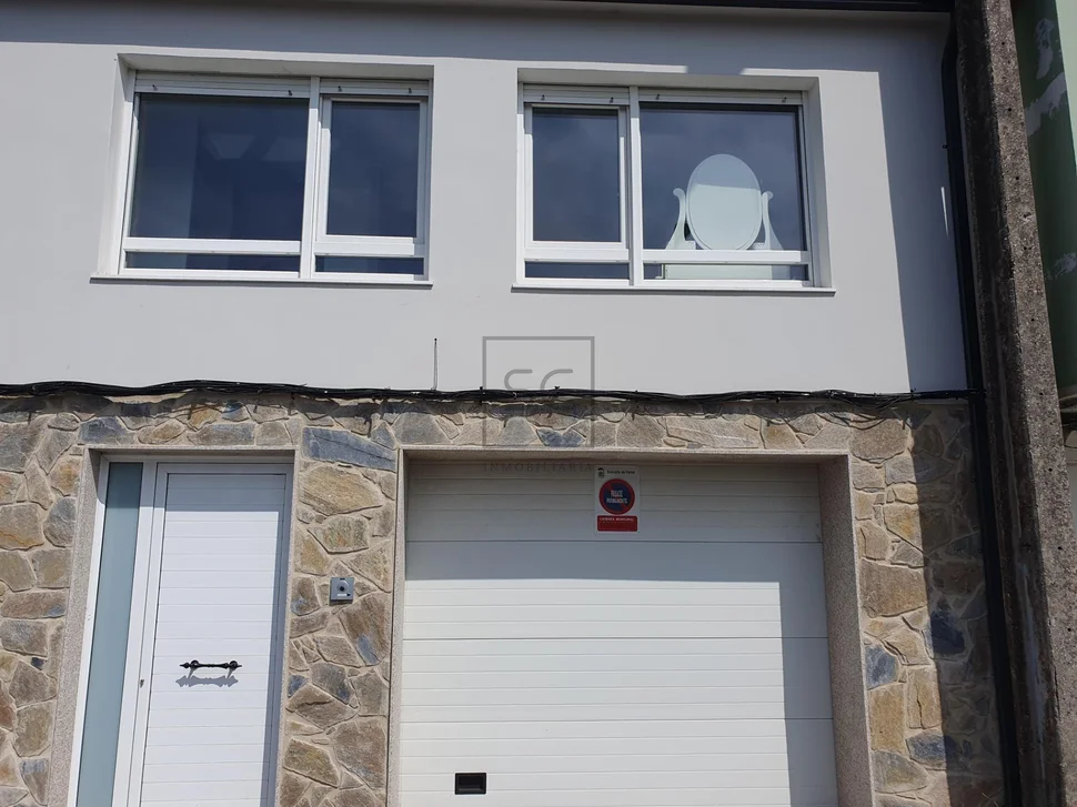 Pareado con terraza finca y bodegas en catabois, ferrol