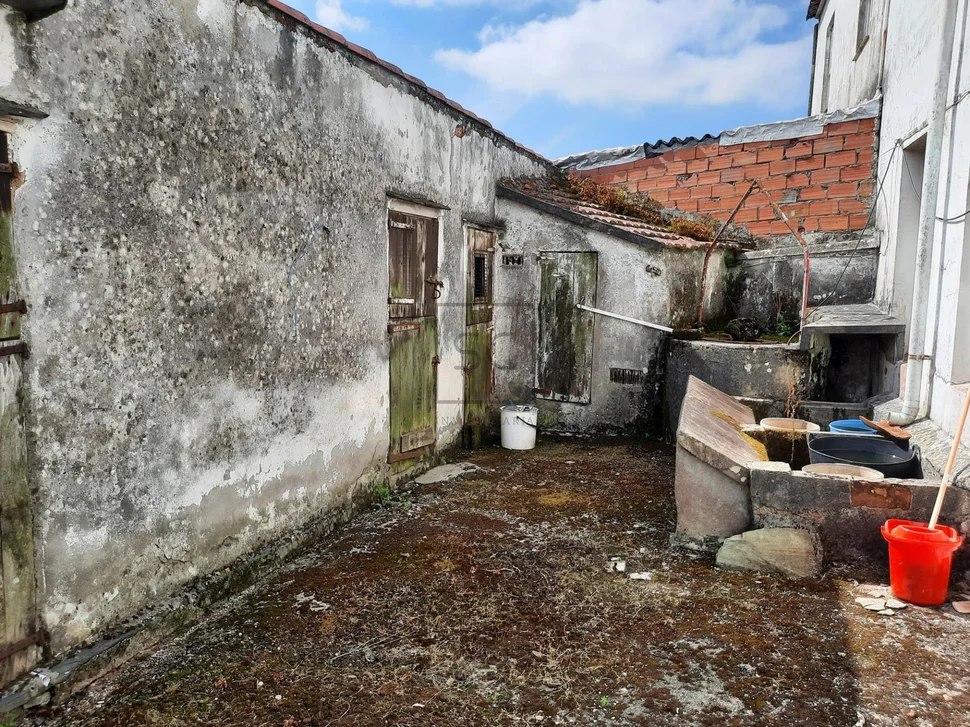 Casa adosada con finca edificable para reforma integral en la zona de santa cecilia, narón