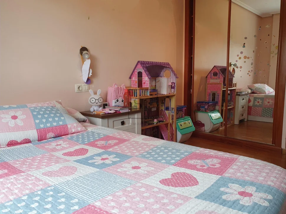 Piso con plaza de garaje y trastero en santa marina, ferrol