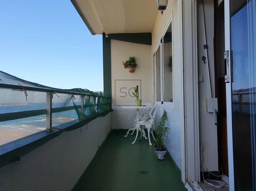 Piso con terraza y vistas al mar