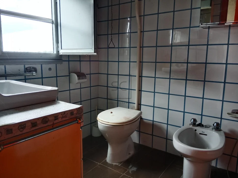 Casa con bodegas y finca