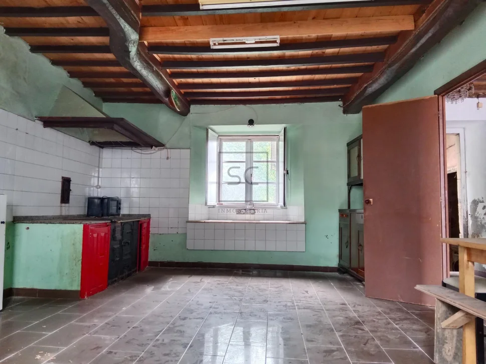 Casa con bodegas y finca