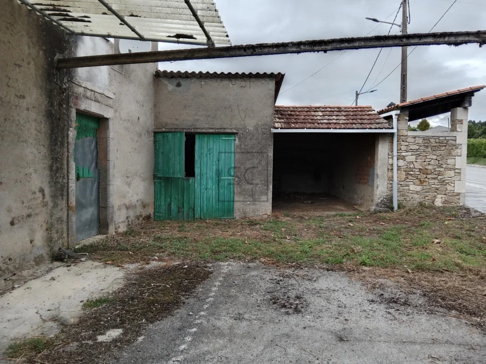 Casa con bodegas y finca