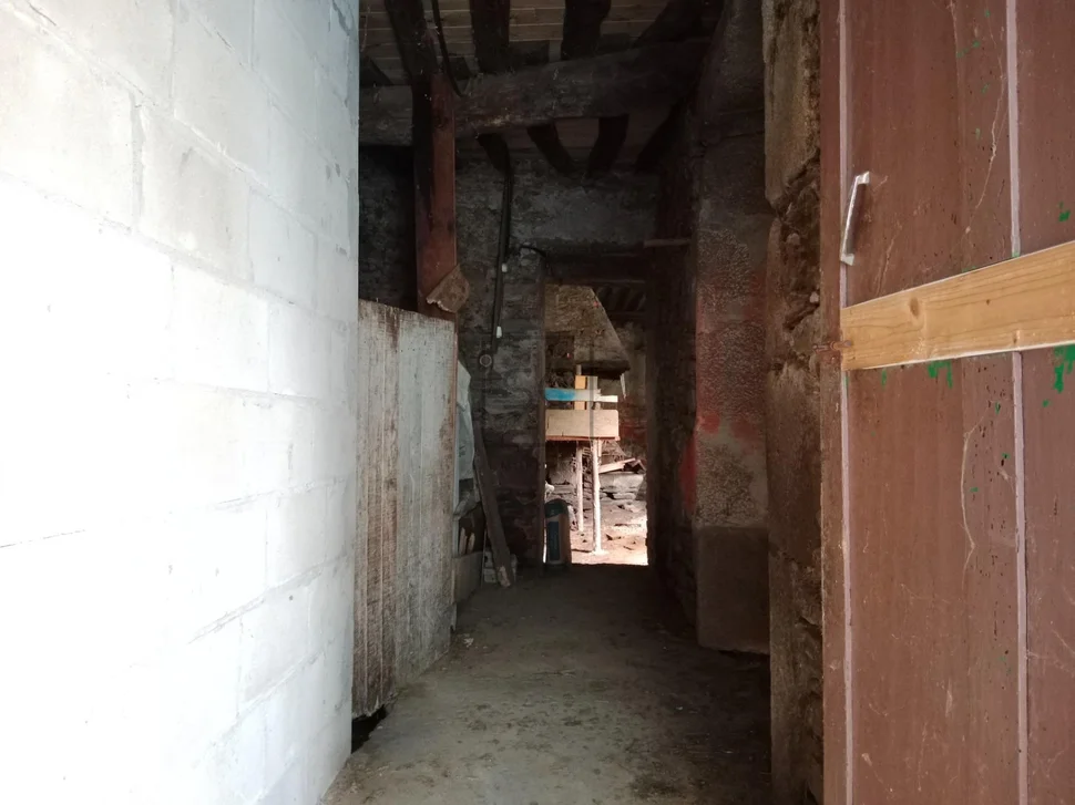 Casa con bodegas y finca