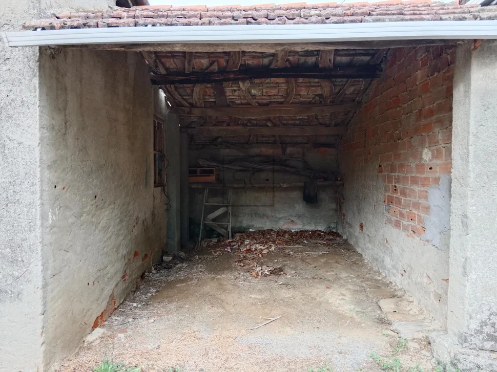 Casa con bodegas y finca