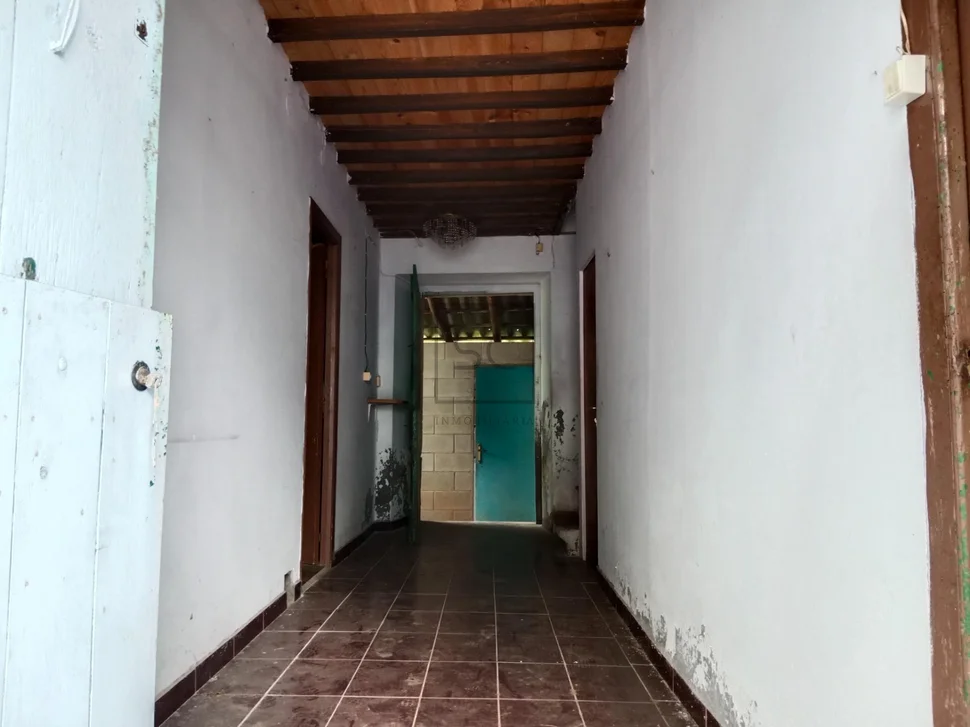 Casa con bodegas y finca