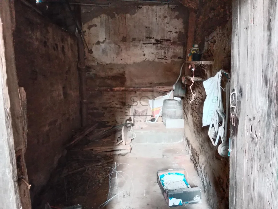 Casa con bodegas y finca