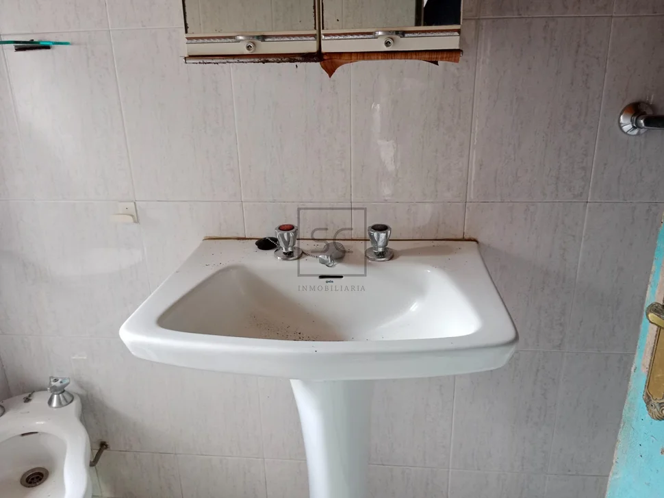 Casa con bodegas y finca