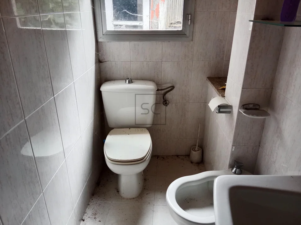 Casa con bodegas y finca