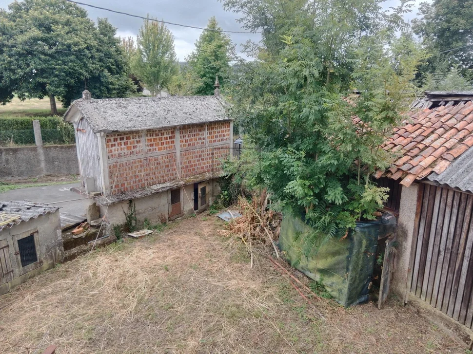 Casa con bodegas y finca