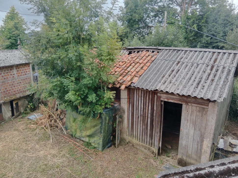 Casa con bodegas y finca