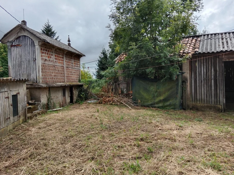 Casa con bodegas y finca