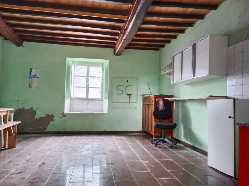 Casa con bodegas y finca