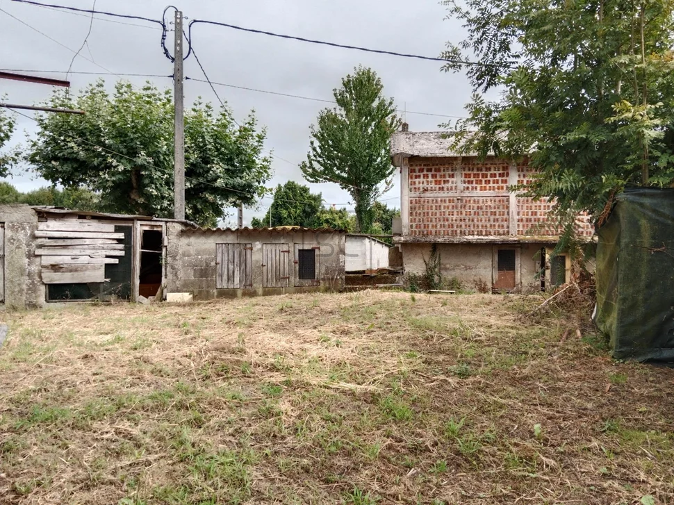 Casa con bodegas y finca