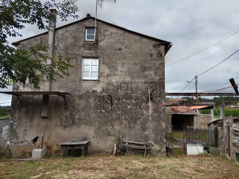 Casa con bodegas y finca