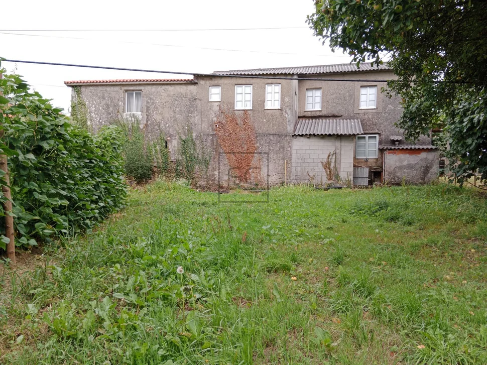 Casa con bodegas y finca