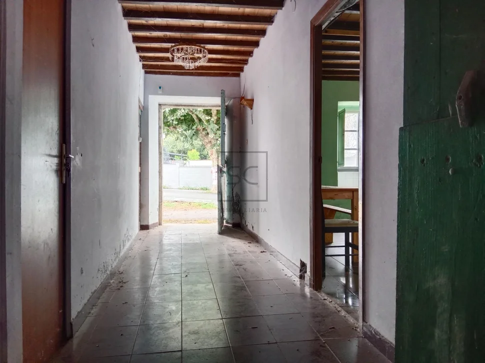 Casa con bodegas y finca