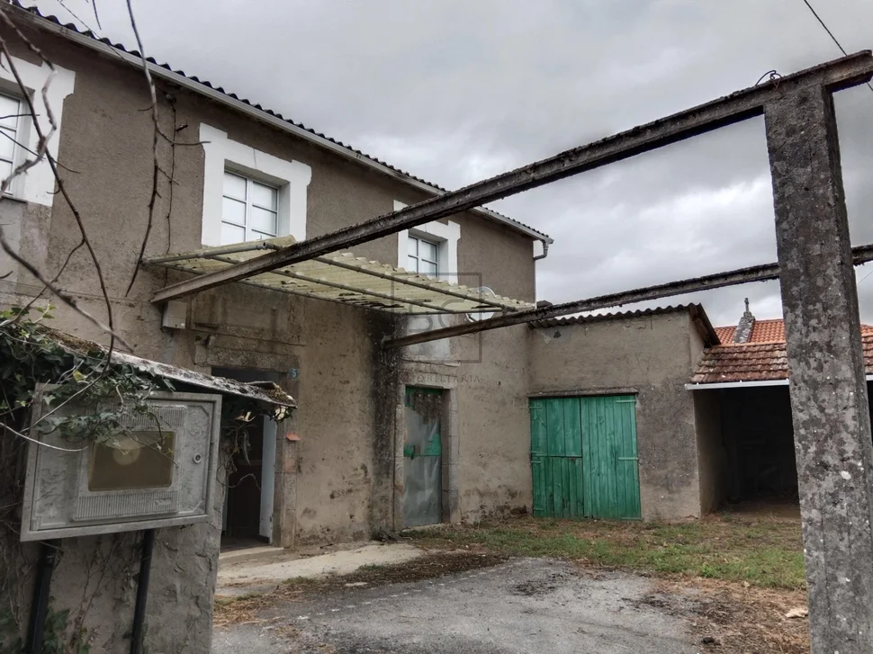 Casa con bodegas y finca