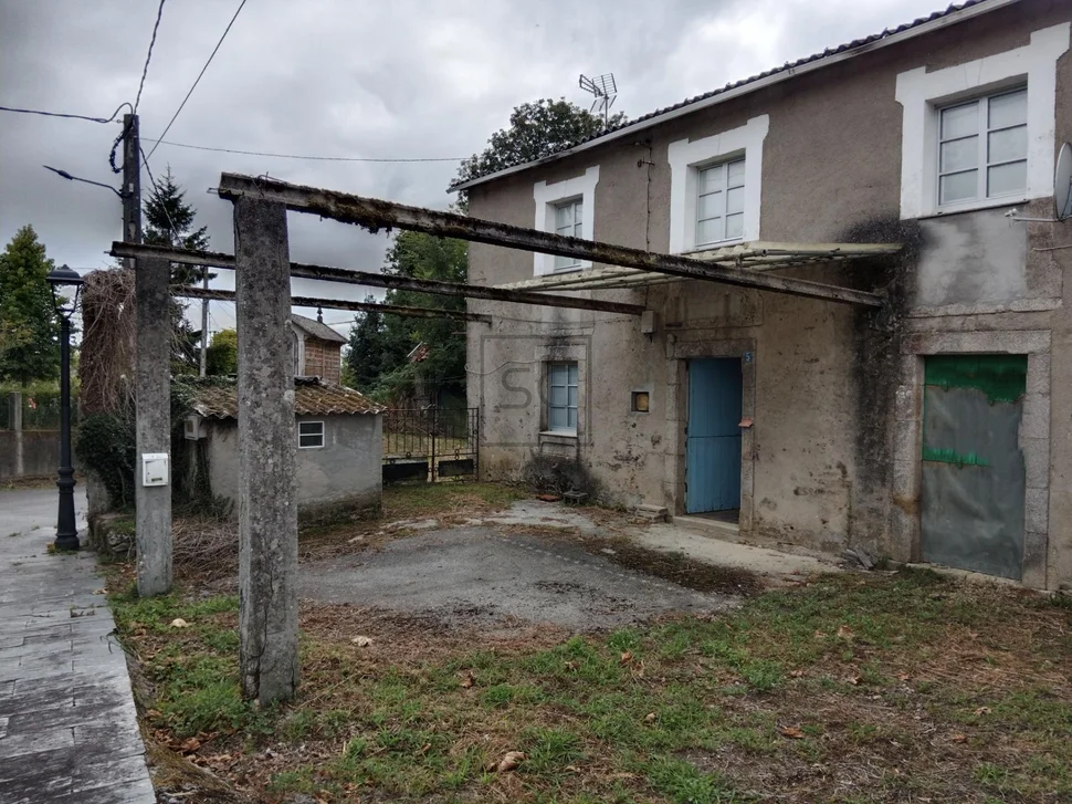 Casa con bodegas y finca
