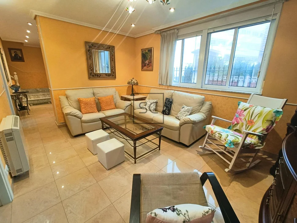 Adosado en cedeira con patio y bodegas