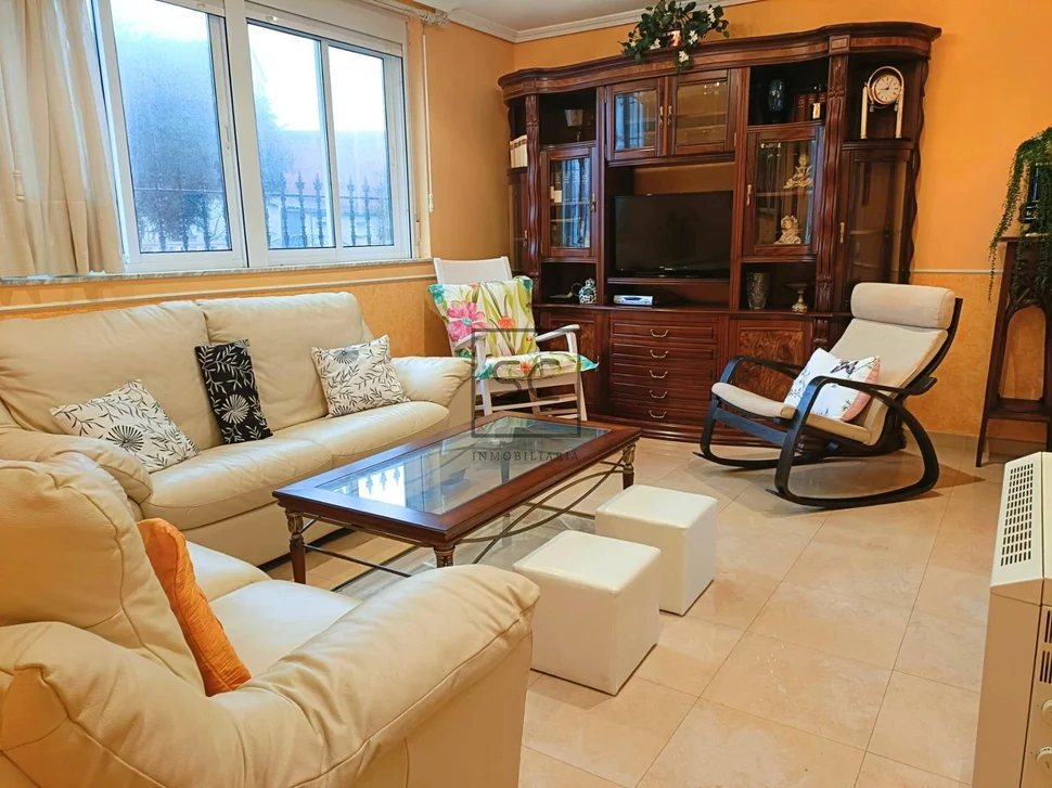 Adosado en cedeira con patio y bodegas