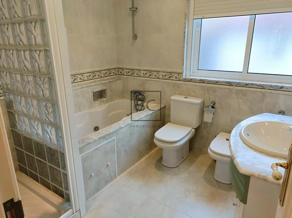 Adosado en cedeira con patio y bodegas