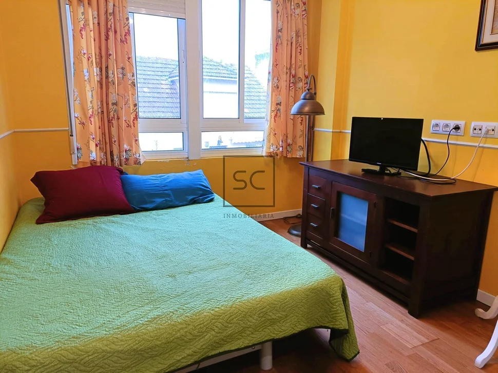 Adosado en cedeira con patio y bodegas