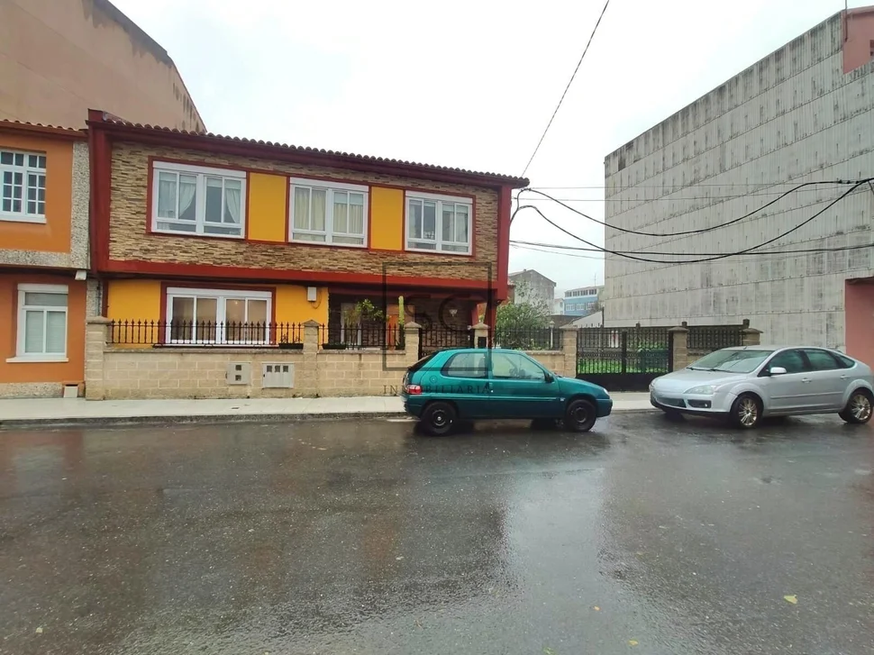 Adosado en cedeira con patio y bodegas