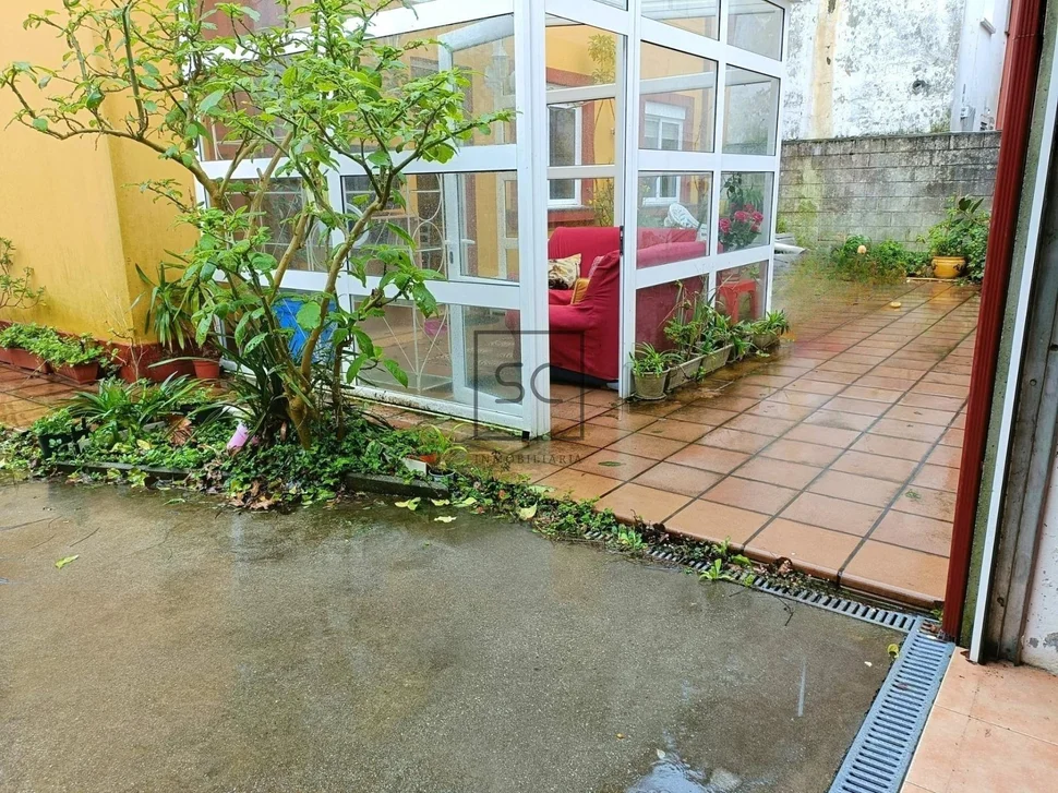 Adosado en cedeira con patio y bodegas