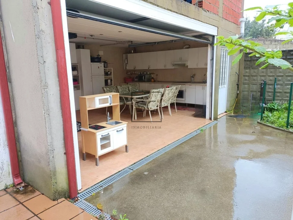 Adosado en cedeira con patio y bodegas